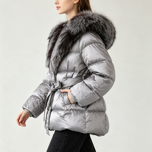 Nuovo <span class=keywords><strong>Cappotto</strong></span> in <span class=keywords><strong>Pelliccia</strong></span> di Procione Tyan con Grande Colletto, <span class=keywords><strong>Grigio</strong></span>, Imbottito in Piuma, Lunghezza Media, Vestibilità Ampia, Alta Qualità - Product Image 3