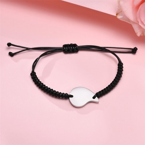Bracelet de vœux pour couple en cordon tressé d'été du Népal avec breloque cœur personnalisée - Product Image 5