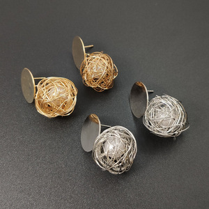 <span class=keywords><strong>Orecchini</strong></span> Geometrici Moderni con Sfera Dorata e Perle Pendenti per Donna - Product Image 3