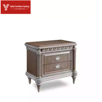 Lit double de luxe pour chambre principale, en bois massif sculpté, style design moderne, avec revêtement en tissu doux, personnalisable
