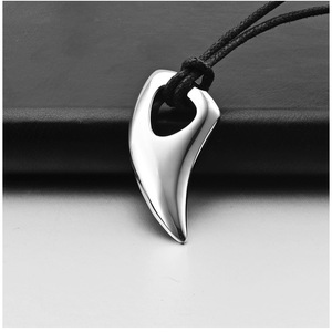 Pendentif en acier titane finition miroir, design minimaliste, motif dents de loup, pendentif personnalisé corne de taureau pour homme, vente en gros. - Product Image 4