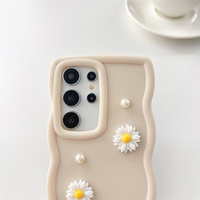 Coque de téléphone 3D marguerite perlée avec cadre ondulé mignon et girly pour Samsung Galaxy S26 Ultra S25 A56, avec dragonne perlée et protection intégrale