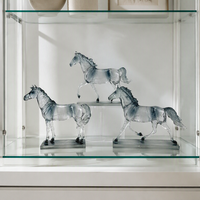 Statue de cheval en résine transparente personnalisée OEM ODM, sculpture animale aspect cristal sur mesure pour décoration de bureau, maison, hall d'hôtel, cadeaux