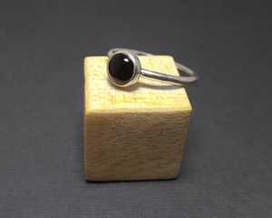 แหวนเงินสเตอร์ลิงสีทองพร้อมพลอยหลากสีขัดเงาตามธรรมชาติแหวนทรงกลมเรียบดีไซน์เรียบง่ายล่าสุดสำหรับ92.5 - Product Image 4