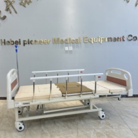 Lit d'hôpital manuel entièrement articulé avec trou pour toilettes et table à manger amovible pour le soin des patients handicapés