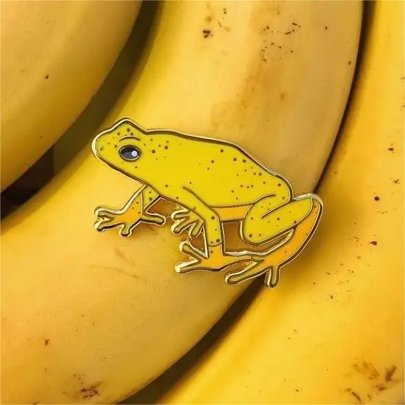 Sombrero personalizado broche Collar de Metal de alta calidad al por mayor lindo fruta plátano Rana broches Animal insignia dibujos animados esmalte duro Pin