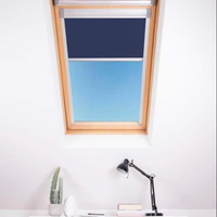 Store de toit Velux moderne, occultant, en tissu, à contrôle thermique, à enroulement manuel, sur mesure