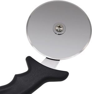 Roulette à pizza circulaire moyenne colorée en acier inoxydable avec bord dentelé pour une découpe parfaite de vos pizzas - Product Image 3