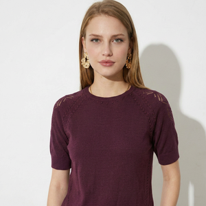 Venta al por mayor del fabricante: Top de punto de manga corta para mujer, color ciruela, cuello redondo, de algodón y acrílico, para verano, con detalle de hombros calados. - Product Image 1