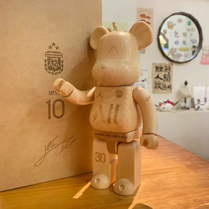 Figura de Oso Bearbrick de Madera Natural Hecha a Mano de Lujo, 10 Jerseys de Estrellas de Fútbol Argentinas, Juguete Coleccionable de Arte, Decoración para el Hogar - Product Image 1