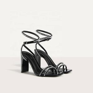 Sandali da Donna con Tacco Alto Classici in Vernice Lucida Nera con Decorazioni Gioiello - Product Image 3