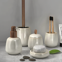Ensemble d'accessoires de salle de bain écologiques en céramique gris clair, 5 pièces, distributeur de savon à pompe en bois d'acacia, porte-brosse de toilette