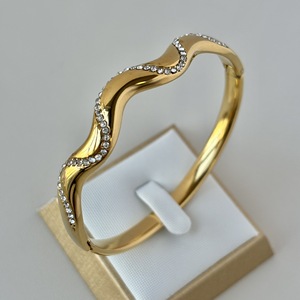 Pulsera de Moda con Diseño de Perlas en Espiral, Acero Inoxidable, Completamente Adornada con Diamantes, Diseño Cuadrado de Bambú - Product Image 4