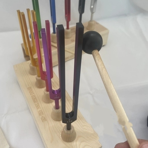 Diapasones al por mayor: Kit de 9 diapasones para sanación de chakras con base de madera, estuche de transporte y accesorios - Product Image 4