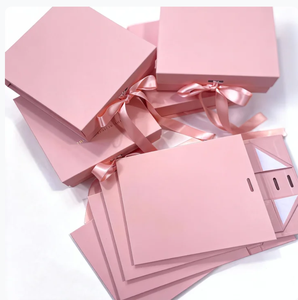 Boîte cadeau rose de luxe avec fermeture à ruban magnétique, faible MOQ personnalisé, stock disponible pour livraison rapide, pour les petites entreprises de cosmétiques - Product Image 1