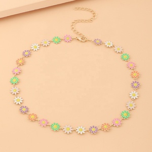 قلادة نسائية بتصميم بوهيمي, قلادة نسائية بتصميم بوهيمي إبداعي بتصميم أوروبي وأمريكي على شكل وردة الأقحوان الصغيرة والملونة ، قلادة نسائية جذابة مصنوعة من المينا - Product Image 4