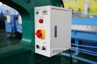 Presse à riveter pneumatique automatique pour la fabrication de tôles riveteuse