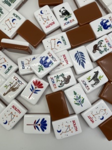 Premium Zweischichtige Braune & Weiße Acryl-Mahjong-Steine mit Tier- und Sternenmuster, Festliches Freizeitspiel-Geschenkset - Product Image 4