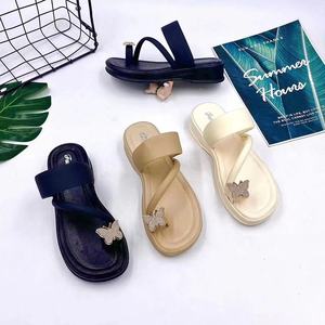 Pantuflas de gamuza suave de alta gama, aptas para uso en interiores y exteriores, pantuflas de invierno para mujer, cómodas y afelpadas, con función antideslizante. - Product Image 4