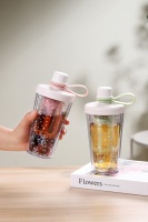 Bouteille d'eau en plastique écologique de 420 ml OEM/ODM, résistante à l'eau bouillante, avec corde de maintien, pour le sport et le fitness portable en extérieur
