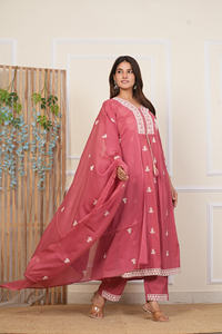 Ensemble Kurta en coton brodé pour femme avec pantalon et dupatta – Costume ethnique indien Salwar Kameez – Tenue de fête rose - Product Image 3