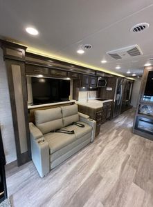รถบ้านสุดหรู Entegra Accolade 2.35 เมตร ปี 2023 สีขาว สำหรับครอบครัว พร้อมมาตรฐานไอเสียยูโร 5 และรองรับผู้โดยสาร 4-6 คน - Product Image 6