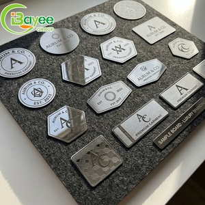 Étiquettes gaufrées en film thermocollant métallisé brossé, doux et respectueux de la peau, pour patchs de vêtements personnalisés - Product Image 1