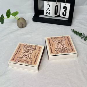 Boîte Match Logo en relief Boîte <span class=keywords><strong>d</strong></span>'allumettes avancée de haute qualité 300g <span class=keywords><strong>Carton</strong></span> blanc Fabricant personnalisé Ventes directes <span class=keywords><strong>d</strong></span>'allumettes - Product Image 1