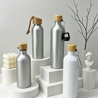 Bouteille d'eau en aluminium personnalisée avec couvercle en bambou, logo gravé, bouteille de sport, OEM ODM, MOQ 1000