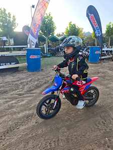 Moto tout-terrain pour enfants - Moteur central 74V, vitesse unique, frein à disque, cadre en alliage d'aluminium - Design contemporain pour enfants pour les goûts modernes - Product Image 6