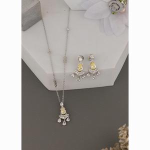 Parure de bijoux tendance en argent avec pendentif goutte diamant jaune unique, collier et boucles d'oreilles de créateur pour fiançailles et mariages - Product Image 3