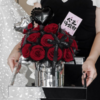 Un bouquet de fleurs éternelles comme cadeau d'anniversaire et de Saint-Valentin pour votre petite amie, rose éternelle conservée dans une boîte