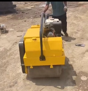 Rouleau compresseur vibrant à double tambour Lutong de 0,6 tonne, compact et facile à manœuvrer, idéal pour l'entretien des fossés étroits et des chemins. - Product Image 3