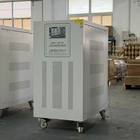 Régulateur de tension automatique triphasé à enroulement en cuivre 50 kVA |   98% d'efficacité élevée, écran LCD |   Certifié CE et ISO9001