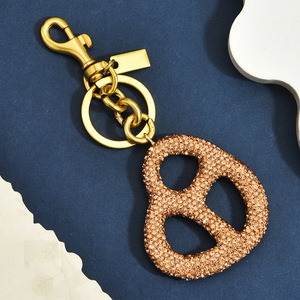 Porte-clés LED en forme de bretzel avec breloque scintillante, mousqueton tendance, design métallique, ton argenté et doré, style luxe léger, cadeau promotionnel - Product Image 4