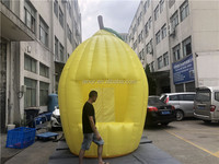 Stand de limonade gonflable en forme de citron jaune avec feuille