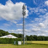 Tour tubulaire autoportante à trois pieds de 25 m en acier galvanisé à chaud pour télécommunications cellulaires et haut débit (BTS)