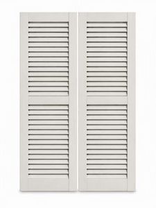 Dos persianas exteriores de madera de color blanco con lamas iguales - Product Image 1