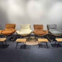 Fauteuil à bascule en rotin tressé avec coussin moelleux et tabouret, idéal pour balcon et salon