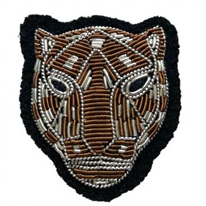 Broche personnalisée brodée à la main, motif cerise cocktail, patch en soie bullionnée, fil métallique, style classique, fixation par épingle de sûreté - Product Image 1
