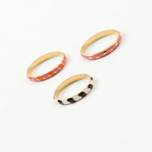 Anillos de Dedo Modernos de Acero Inoxidable con Baño de Oro y Esmalte de Colores para Mujer - Product Image 1