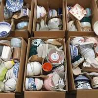 Vaisselle en céramique en stock : bols, assiettes, soucoupes, tasses – Modèle 0139 pour usage domestique quotidien, 50-60 pièces par lot