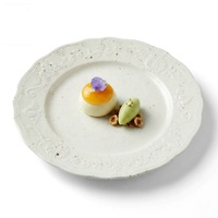 Assiettes plates en céramique gaufrées motif floral vintage, finition vieillie, vente en gros directe usine pour restaurants