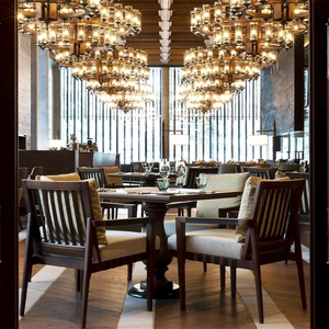 ชุดโซฟาหนังสไตล์โมเดิร์นพร้อมโต๊ะและเก้าอี้ไม้สำหรับร้านอาหาร คาเฟ่ โรงแรม และโครงการต่างๆ - Product Image 1