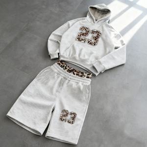 Conjunto de 2 Piezas de Sudadera Corta y Pantalones Cortos para Hombre, Estilo Hip-Hop Urbano, Transpirable, con Estampado de Leopardo de Doble Capa y Logotipo Personalizado - Product Image 1