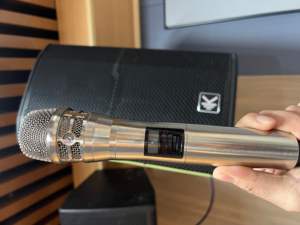 Mikrofon Karaoke Nirkabel Profesional Digital True Diversity UHF Dual 2 Saluran AD4D dengan KSM8 untuk Pertunjukan, Warna Perak Metalik - Product Image 2