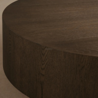 Table basse ronde artisanale américaine vintage, table centrale avec piétement en chêne patiné, ensemble de table basse style RH en bois de moka