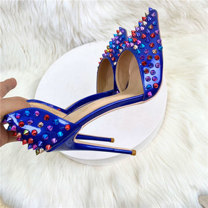 Scarpe da festa da donna in <span class=keywords><strong>pelle</strong></span> verniciata colorata con borchie, <span class=keywords><strong>sandali</strong></span> <span class=keywords><strong>blu</strong></span> con tacco alto. - Product Image 1