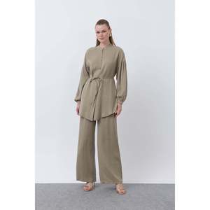 Ensemble deux pièces pour femme Puane, tunique et pantalon kaki à col montant et détails boutonnés, polyvalent pour les occasions décontractées et le bureau - Product Image 1