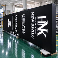 Panneau directionnel LED extérieur personnalisé pour hôtel, signalétique directionnelle en métal illuminée avec logo pour hôtels, complexes hôteliers, restaurants